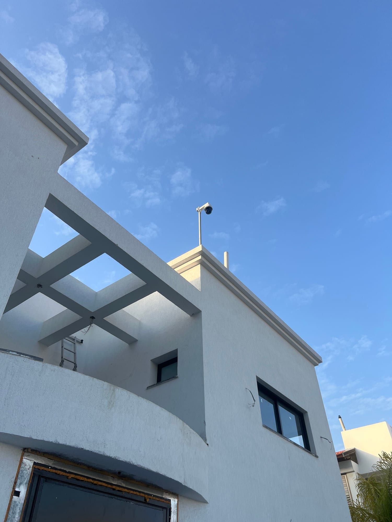 בית פרטי עם מצלמות אבטחה על החזית