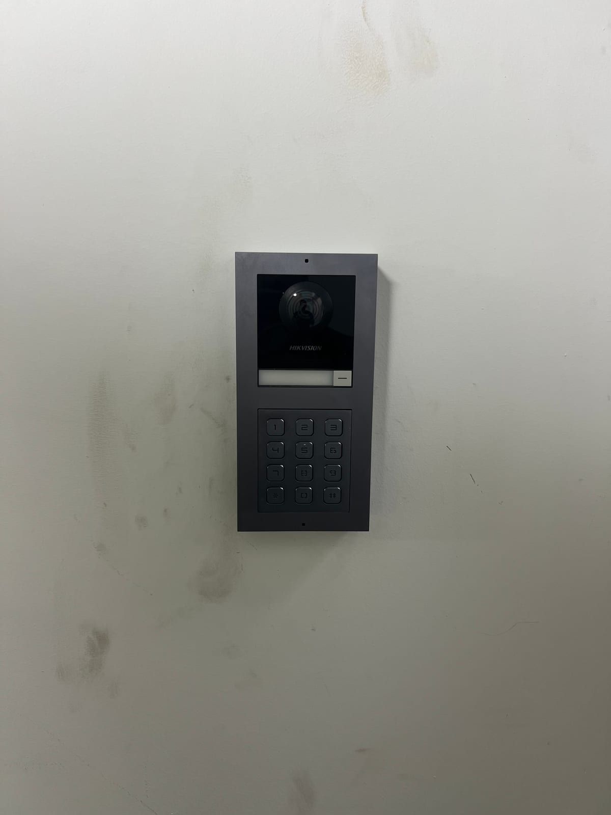 פנל אינטרקום עם מצלמה ומקלדת מותקן בכניסה