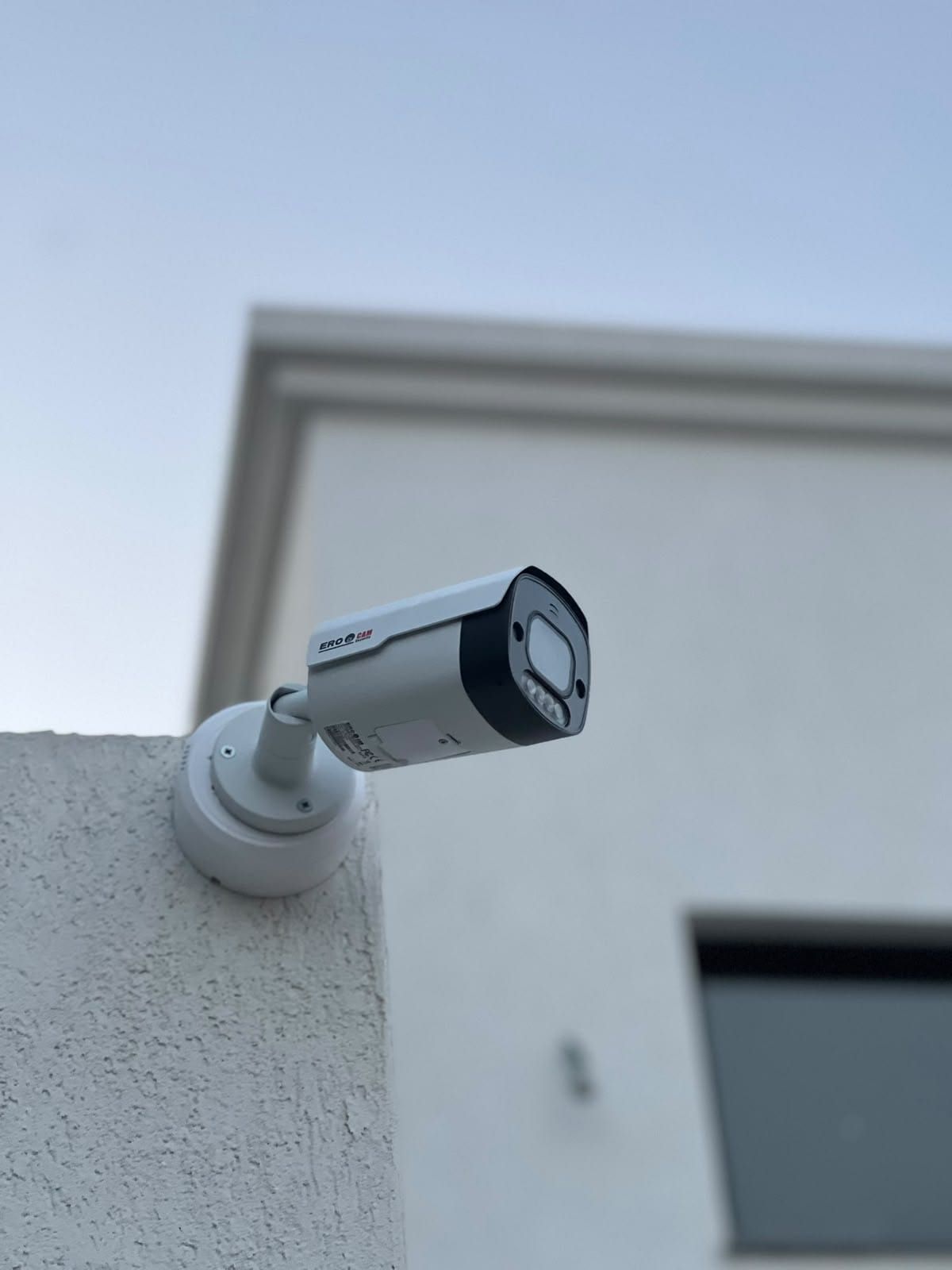 מצלמת צינור של EROCAM מותקנת על קיר חיצוני מטויח