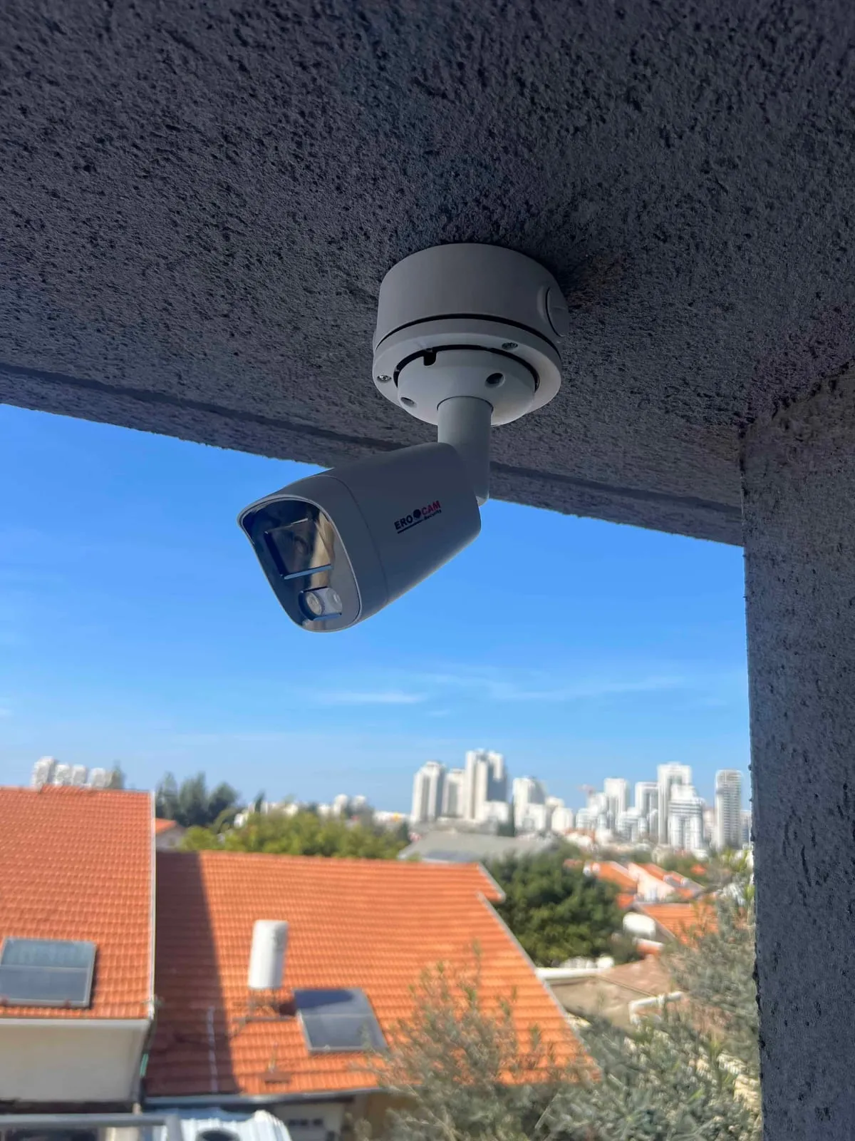 מצלמת צינור מותקנת בתקרת מרפסת ומשקיפה על גגות השכונה